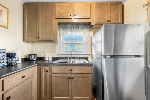 10 Mitchell Ct, Norwich, CT, 06360-6817 | Card Image