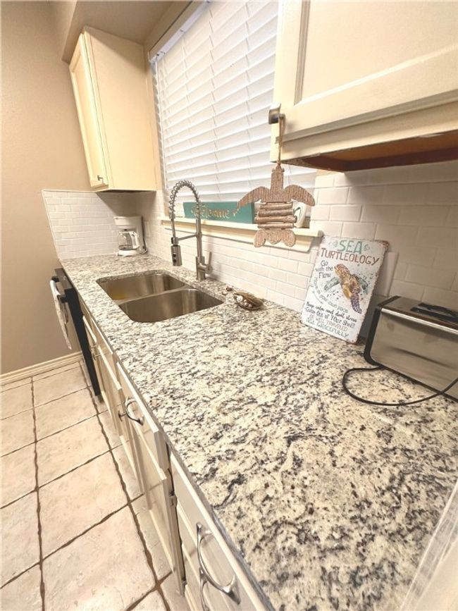 E - 7122 Premont Dr, Condo with 1 bedrooms, 1 bathrooms and 1 parking in Corpus Christi TX | Image 6