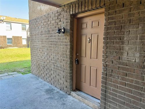 32-9013 Westchester Cir, TAMPA, FL, 33604-1527 | Card Image
