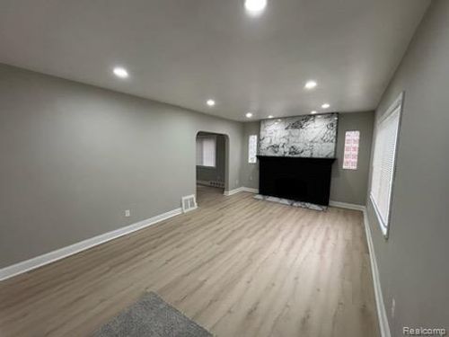 15460 Auburn St, Detroit, MI, 48223-1762 | Card Image