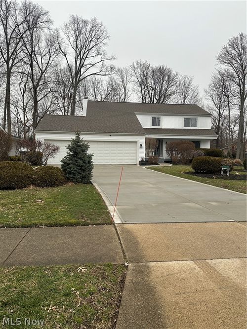 9251 Hidden Glen Dr, Mentor, OH, 44060-7360 | Card Image