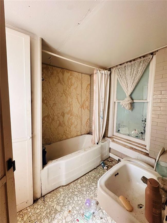 1002 Hopkins St, House other with 5 bedrooms, 3 bathrooms and null parking in Yoakum TX | Image 12