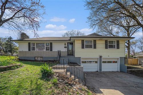 5220 Sterling Ave, Raytown, MO, 64133-2355 | Card Image