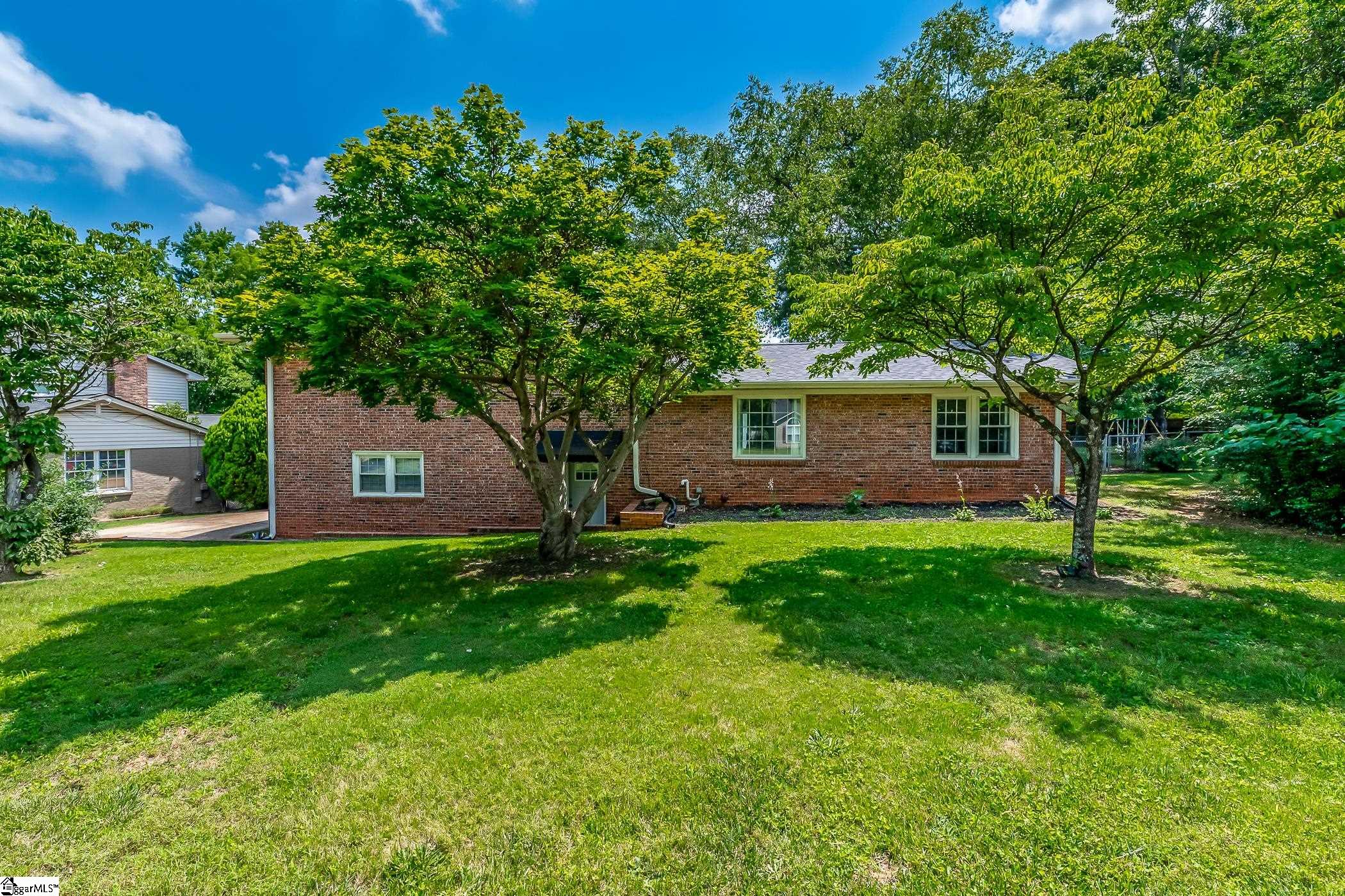 Holmsby Ln, Taylors, SC 29687