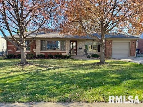 1121 N 4th St, Clinton, IA, 52732-5235 | Card Image