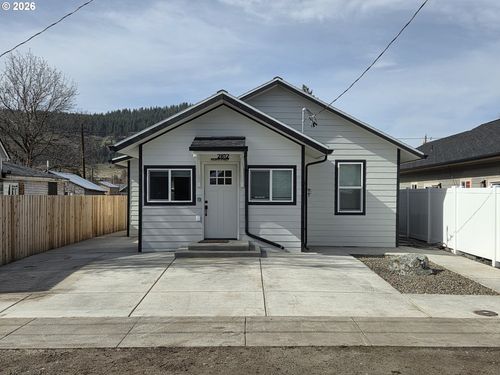 2812 N 4th St, La Grande, OR, 97850-2720 | Card Image