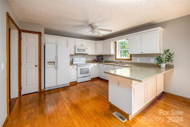 Kitchen w/Eat-At Breakfast Island | Image 13