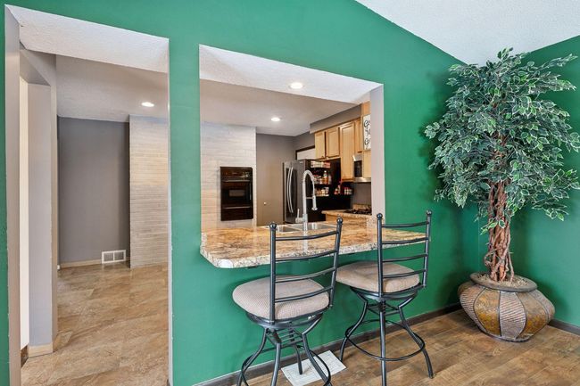 Eat-in kitchen/bar | Image 9