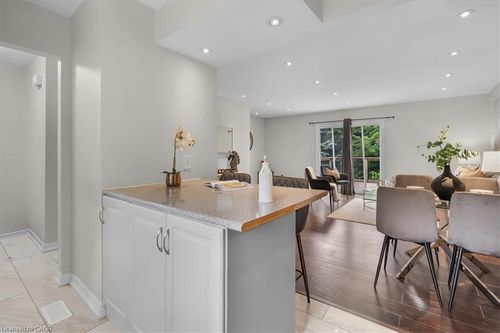 421 Bairstow Cres, Waterloo, ON, N2K2H7 | Card Image