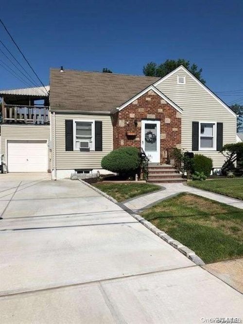 131 Chestnut St, Lynbrook, NY, 11563-1839 | Card Image