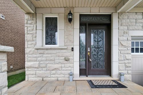 333 Thomas Phillips Dr, Aurora, ON, L4G0T3 | Card Image