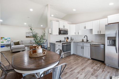 511 Mormon Trl, Lincoln, NE, 68521-3240 | Card Image