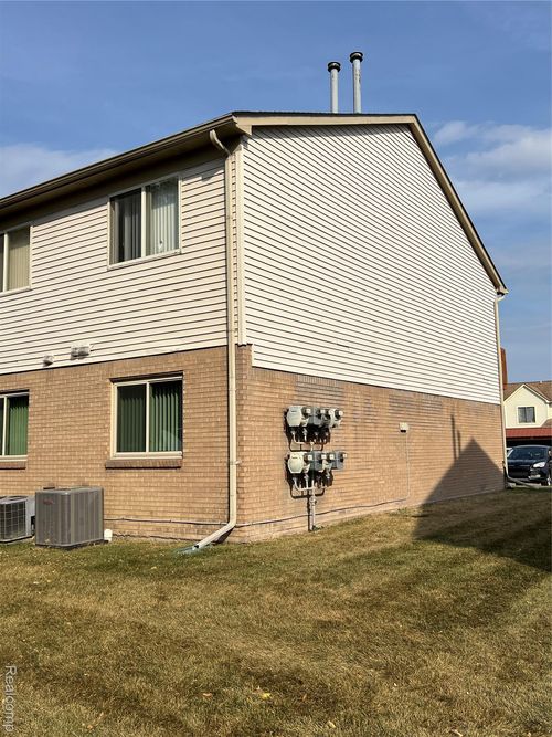 27743 Carini Villa St, Roseville, MI, 48066-5216 | Card Image