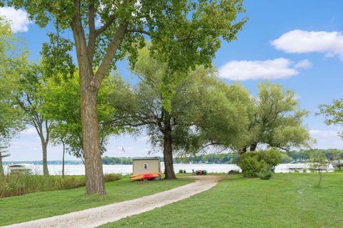 W304N2426 Maple Avenue, Delafield, WI, 53072 | Card Image