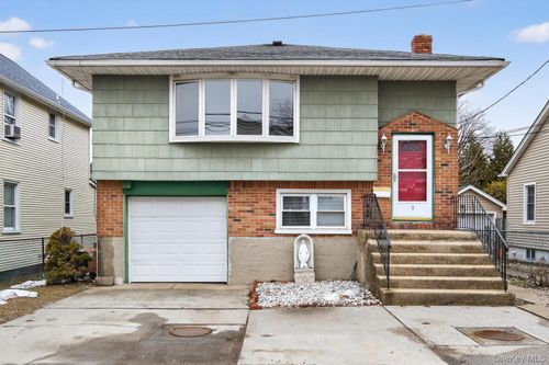 9 Bay Beach Ave, Bayville, NY, 11709-2338 | Card Image