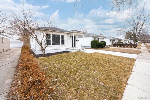 22620 Raven Ave, Eastpointe, MI, 48021-2688 | Card Image