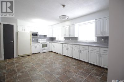 410 3rd Ave, House other with 5 bedrooms, 2 bathrooms and null parking in Whitewood SK | Image 3