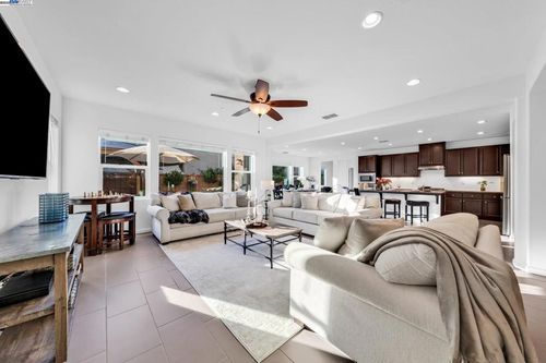 2305 Augusta Ave, Tracy, CA, 95377-8427 | Card Image