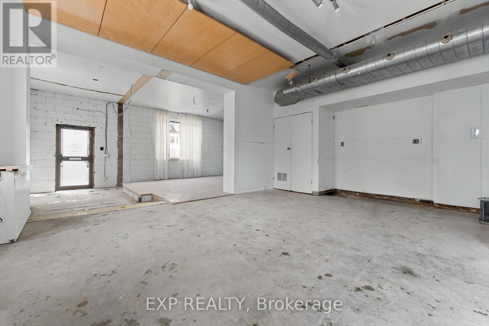 Commercial Lease in Toronto (Greenwood-Coxwell) 4