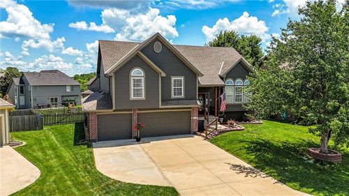 2353 Sw Switchback Ct, Lee's Summit, MO, 64082-4089 | Card Image