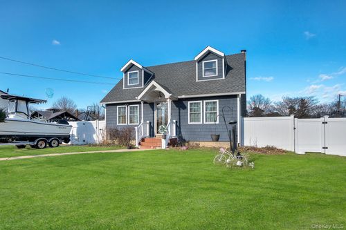 91 Cedar Rd, Amityville, NY, 11701-1326 | Card Image