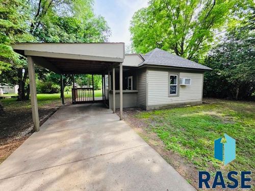 607 Ne 4th St Street, Madison, SD, 57042 | Card Image