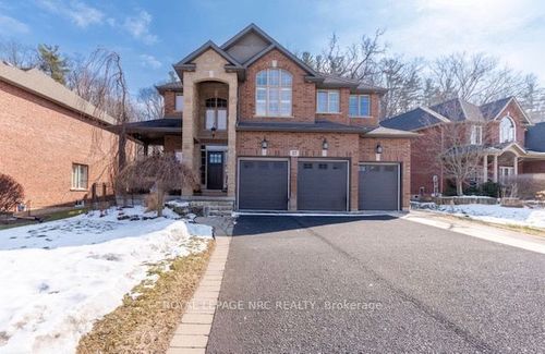 27 Bell Avenue, Grimsby, ON, L3M1B2 | Card Image