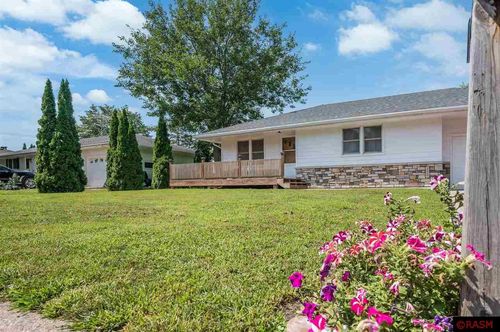 320 S Waterville Ave, Le Center, MN, 56057-1638 | Card Image