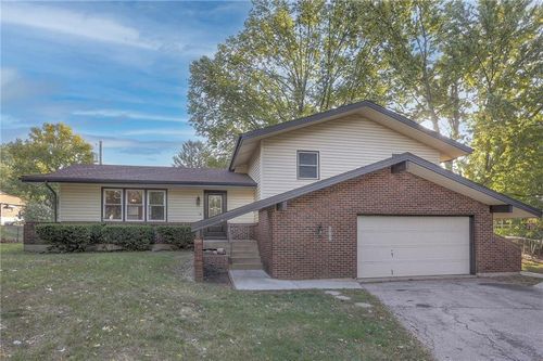 706 Nw 11th St, Blue Springs, MO, 64015-3032 | Card Image