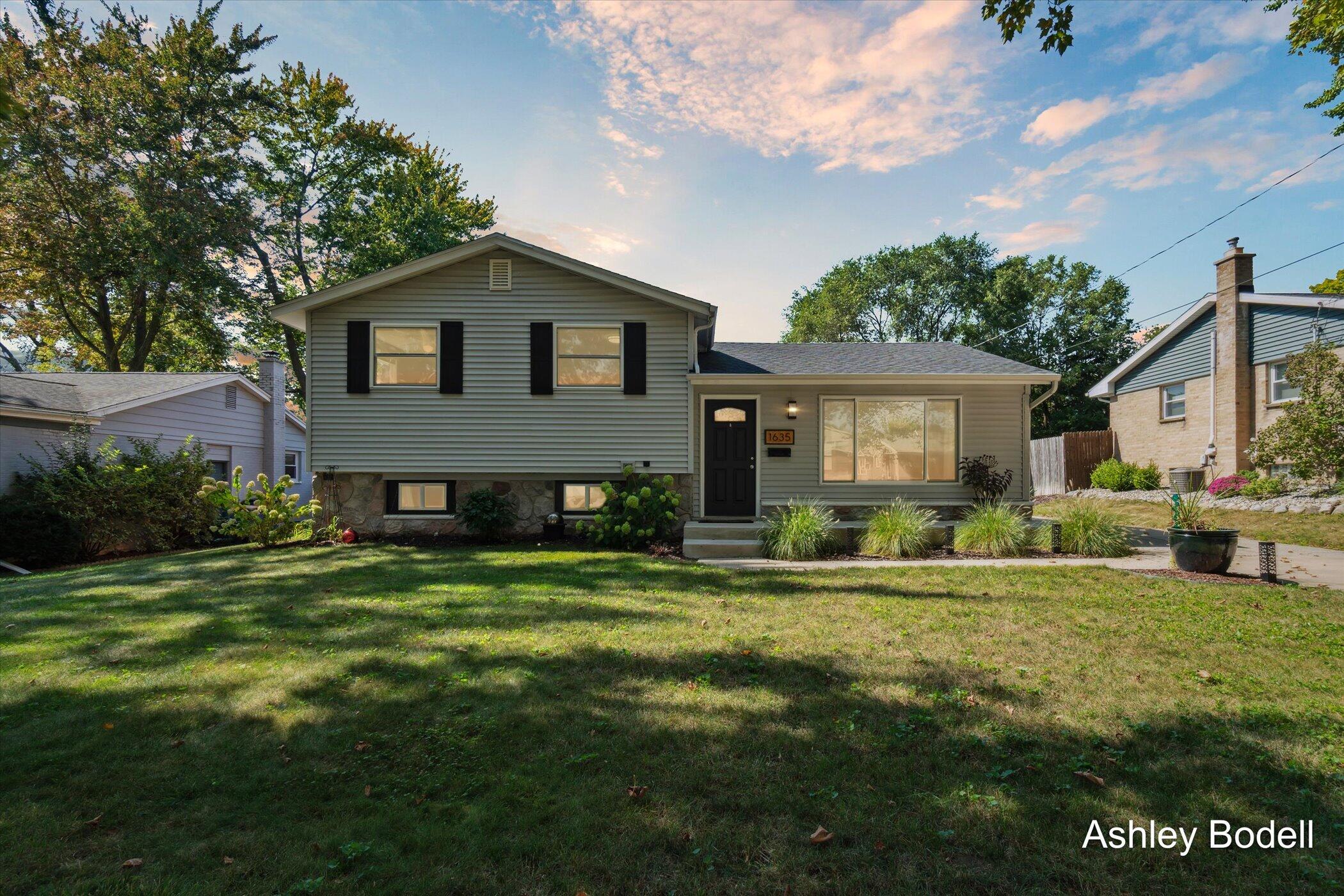 Carlton Ave, Grand Rapids, MI 49505