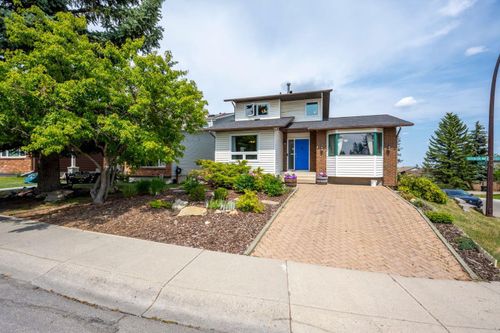 4 Beddington Way Ne, Calgary, AB, T3K1M9 | Card Image