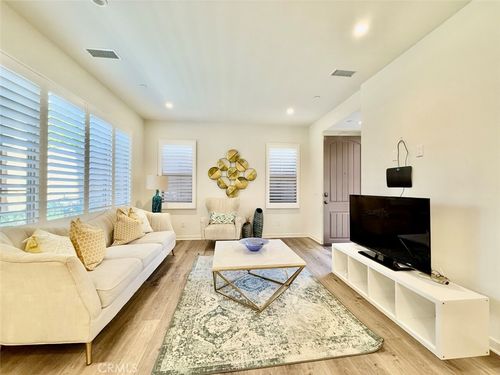 121 Messenger, Irvine, CA, 92618-1335 | Card Image