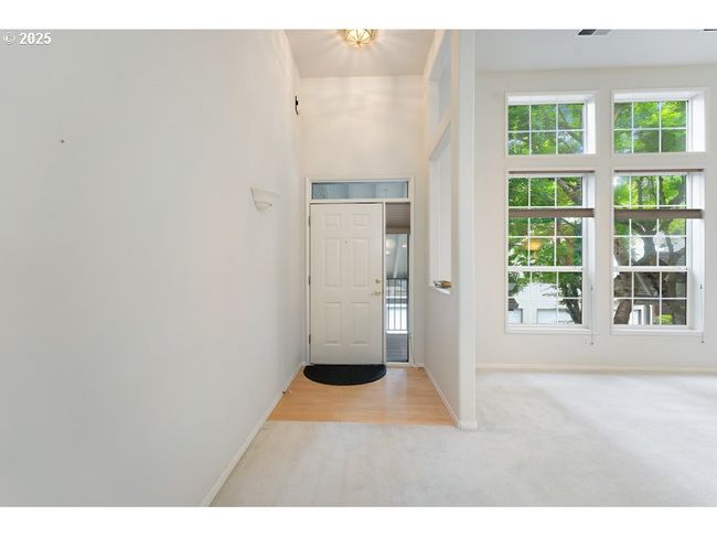 Living Room/Entrance | Image 6
