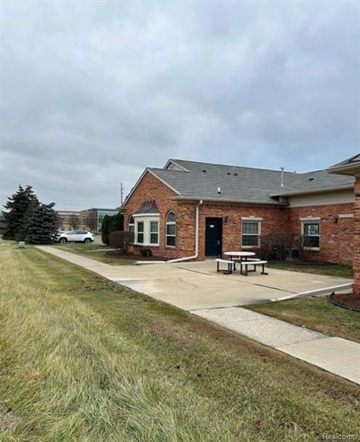 212 - 42657 Garfield Road, Condo with 1 bedrooms, 1 bathrooms and null parking in Clinton Twp MI | Image 2