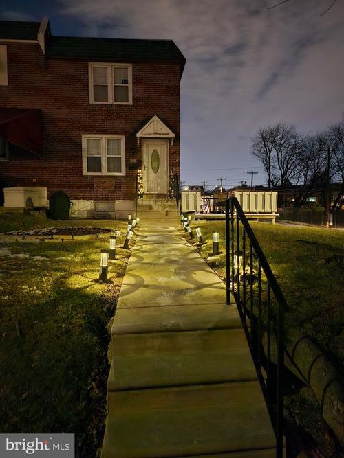 601 Crescent Dr, GLENOLDEN, PA, 19036-1601 | Card Image