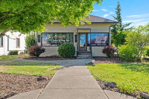 147 N Holly St, Medford, OR, 97501-2702 | Card Image