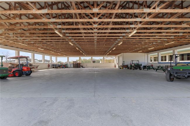 Large equipment barn | Image 8