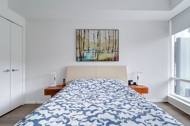 526 - 1 Bloor St E, Condo with 3 bedrooms, 2 bathrooms and null parking in Toronto ON | Image 11