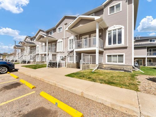95 Somerset Lane Se, Medicine Hat, AB, T1B0E8 | Card Image