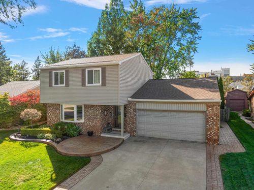 1050 Roslyn St, Mount Clemens, MI, 48043-2935 | Card Image