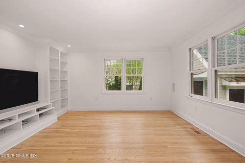 9 Valleywood Rd, Cos Cob, CT, 06807-2317 | Card Image