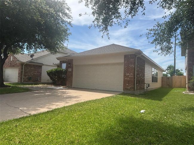 7415 Bering Landing Dr, House other with 3 bedrooms, 2 bathrooms and 2 parking in Cypress TX | Image 4