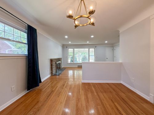 2082 Vernier Rd, Grosse Pointe Woods, MI, 48236-1580 | Card Image