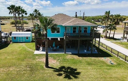 2106 S Young St, Rockport, TX, 78382-3247 | Card Image