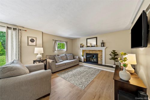 146 Blue Point Rd W, Holtsville, NY, 11742-2201 | Card Image