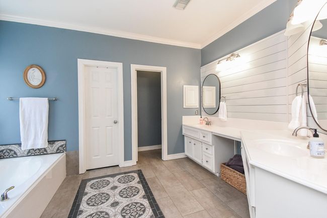 More than enough space for you and your partner to share to maximize every square inch. Your jacuzzi tub awaits to close up your day - draw a warm bubble bath and melt away with a glass of wine in hand. | Image 16