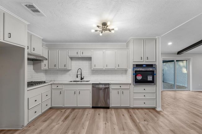 213 Westview Dr, House other with 4 bedrooms, 3 bathrooms and 3 parking in Sealy TX | Image 6