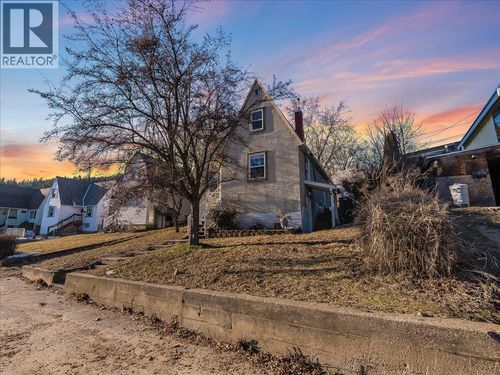 657 Shakespere Street, Warfield, BC, V1R2B1 | Card Image