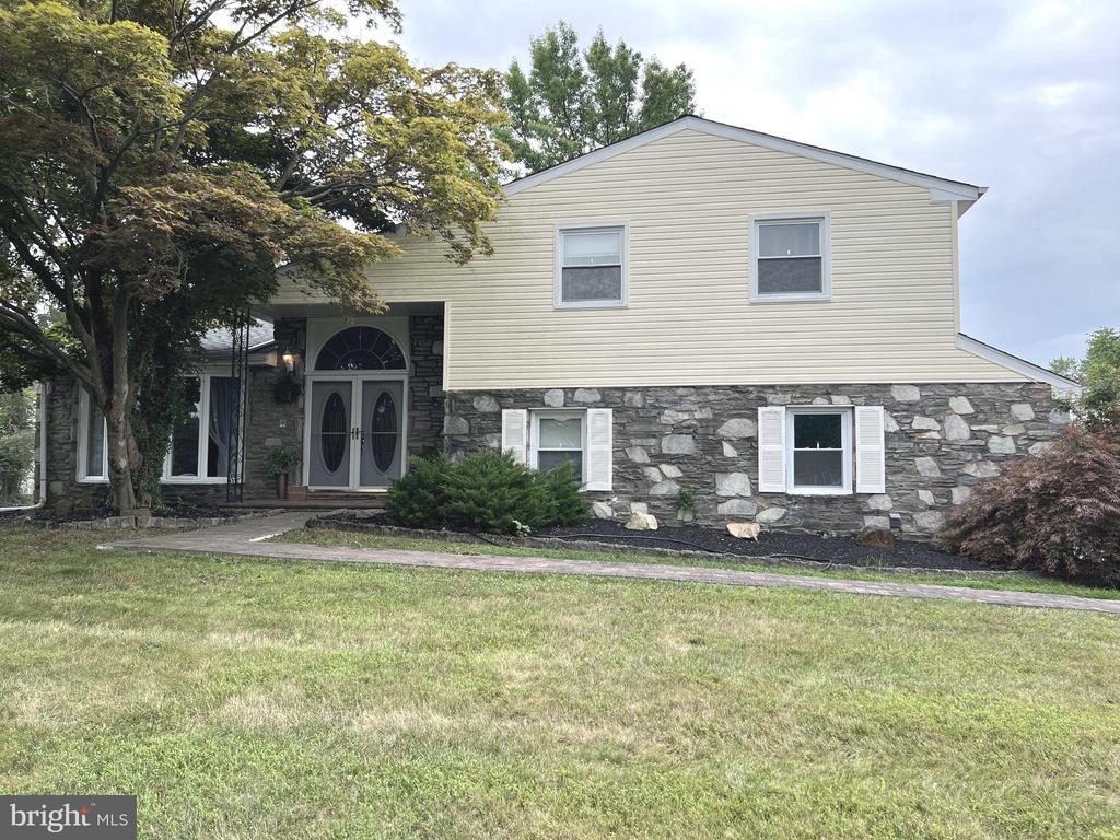 Killdeer Ln, Huntingdon Valley, PA 19006
