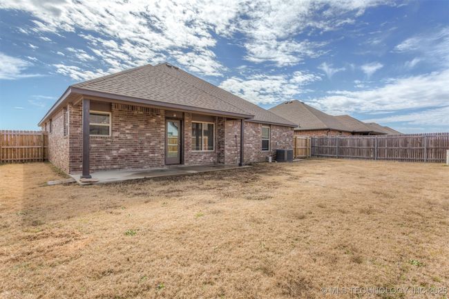 27623 109 Th St, House other with 3 bedrooms, 2 bathrooms and null parking in Coweta OK | Image 40